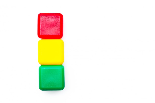 Giocattoli per bambini. Cubi multicolori a forma di semaforo su sfondo bianco. Isolato