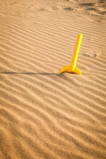 Giocattoli per bambini sulla spiaggia di sabbia