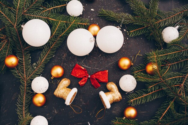 Giocattoli per decorare l'albero di Natale su uno sfondo bokeh con multi colori