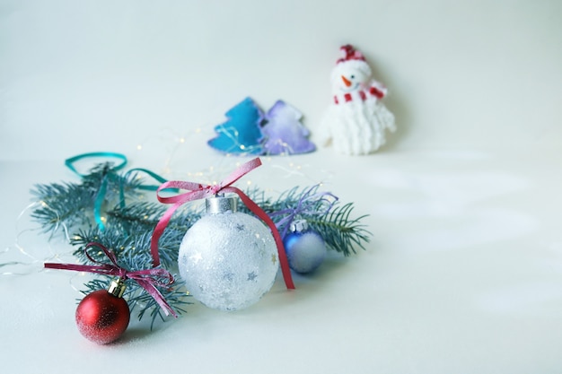 giocattoli pupazzi di neve albero di natale su uno sfondo di legno chiaro buon Natale