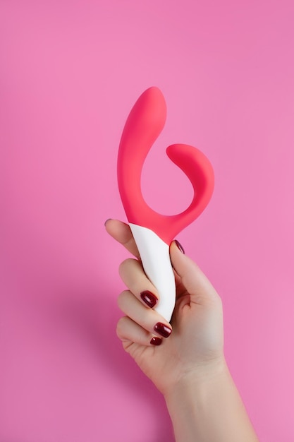 Giocattoli sessuali in silicone su sfondo rosa. Giocattolo erotico per divertimento. Gadget sessuale e dispositivo di masturbazione.