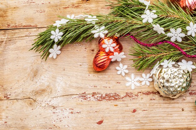 Giocattoli vintage per alberi di Natale. Concetto di vacanza di Capodanno. Ramo di pino sempreverde, vecchie tavole di legno