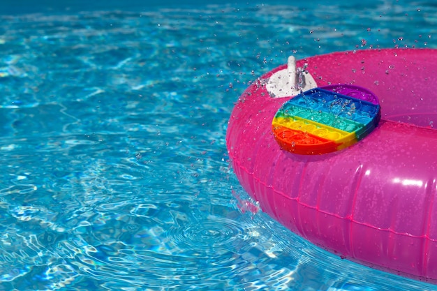 Giocattolo alla moda Pop it Fidget e frammento Anello gonfiabile in piscina Giorno d'estate Spruzzi d'acqua