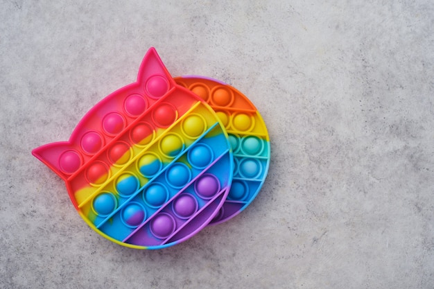 Giocattolo antistress arcobaleno luminoso per bambini e adulti. Nuovo popolare giocattolo popit in silicone.