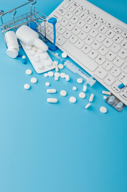 Giocattolo del carrello della spesa con medicamenti e blister di Keyboard Pills