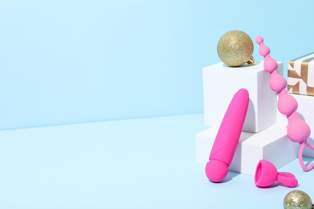 Giocattolo del sesso con decorazioni di Capodanno su sfondo blu