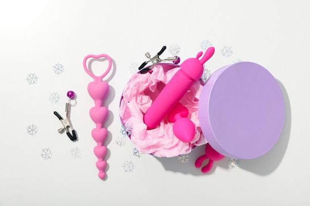 Giocattolo del sesso con decorazioni di Capodanno su sfondo chiaro