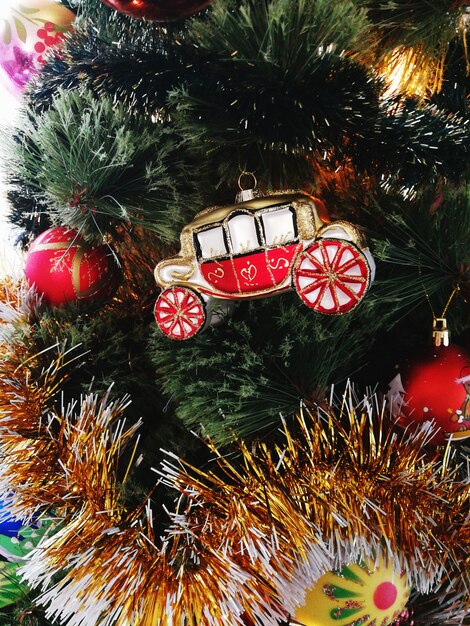 Giocattolo dell'albero di Natale sotto forma di una carrozza reale su un albero di Natale.