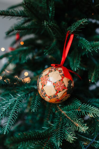 Giocattolo dell'albero di Natale su un albero artificiale