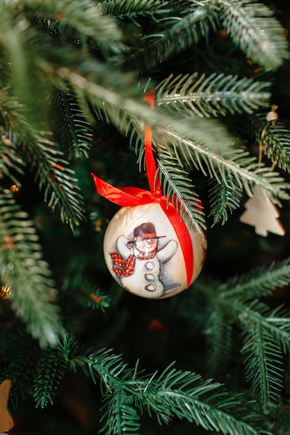 Giocattolo dell'albero di Natale su un albero artificiale