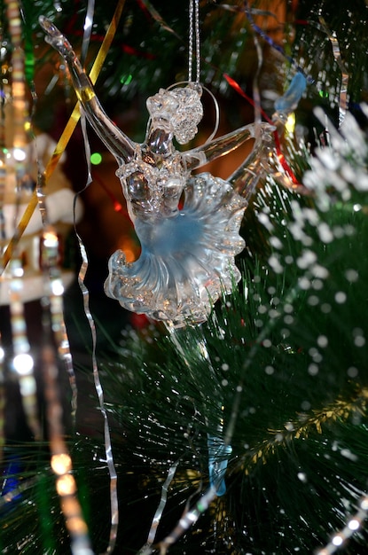 Giocattolo dell'albero di Natale sulla decorazione natalizia festiva dell'albero di Capodanno