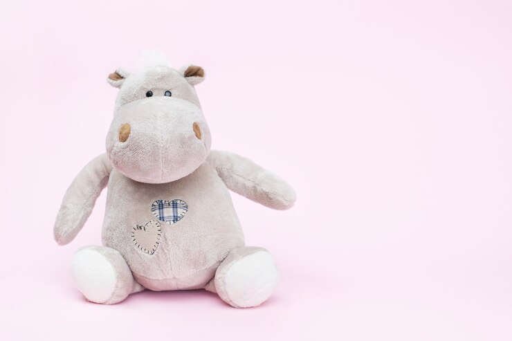Giocattolo dell'ippopotamo su un fondo rosa