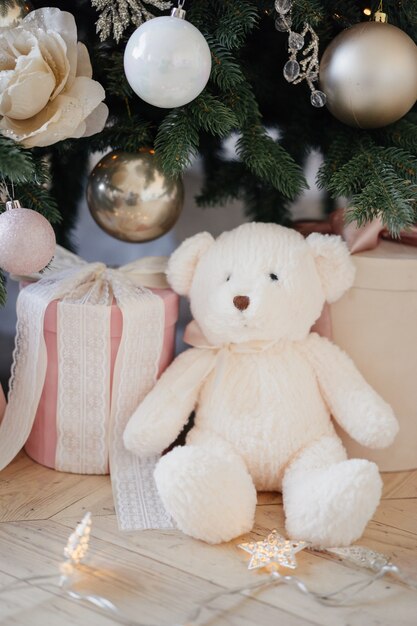 Giocattolo dell'orso bianco sotto l'albero di Natale