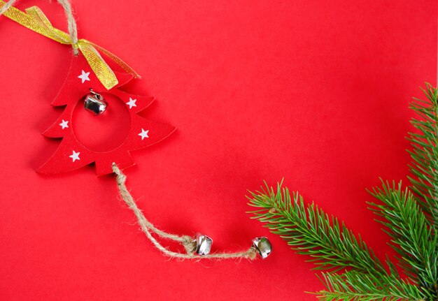 Giocattolo della decorazione dell'albero di Natale su rosso. Vista dall'alto. Composizione della cornice, copyspace. Biglietto d'auguri .