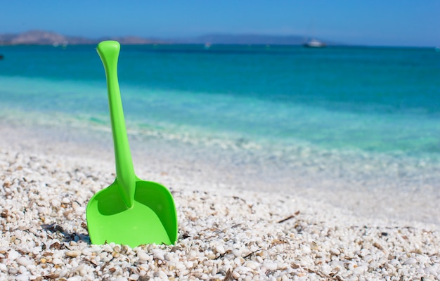 Giocattolo della spiaggia del bambino di estate nella sabbia bianca
