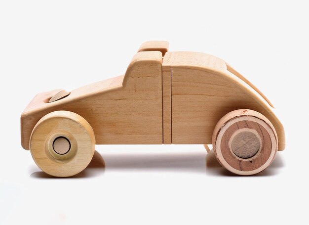 Giocattolo di legno dell'automobile su priorità bassa bianca Generativo ai