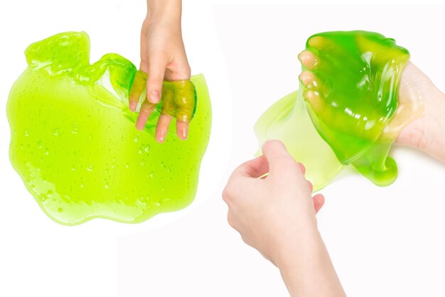 Giocattolo di melma verde in mano di donna isolato su bianco