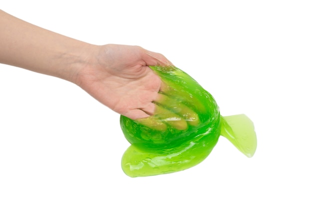 Giocattolo di melma verde in mano di donna isolato su bianco