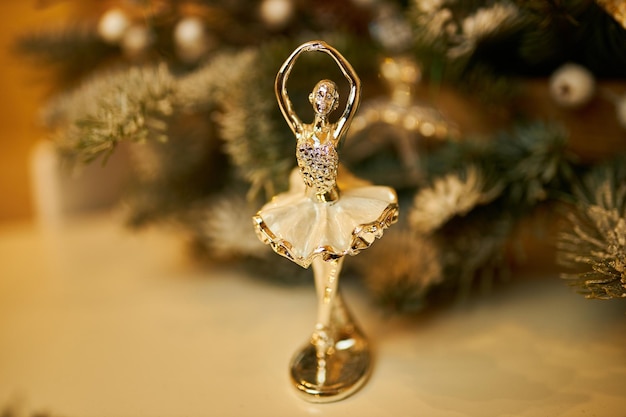 Giocattolo di Natale a forma di ballerina su un albero di Natale