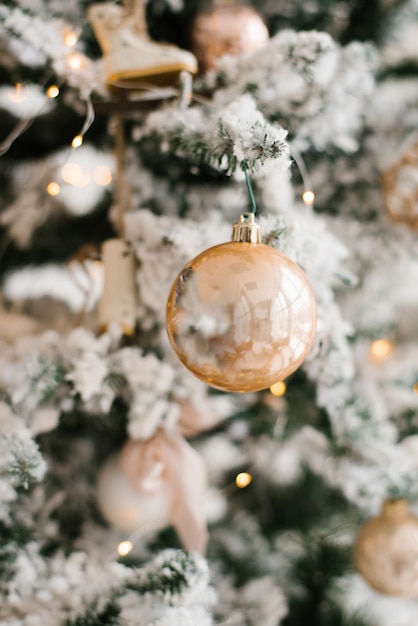 Giocattolo di Natale su un albero di Natale coperto di neve