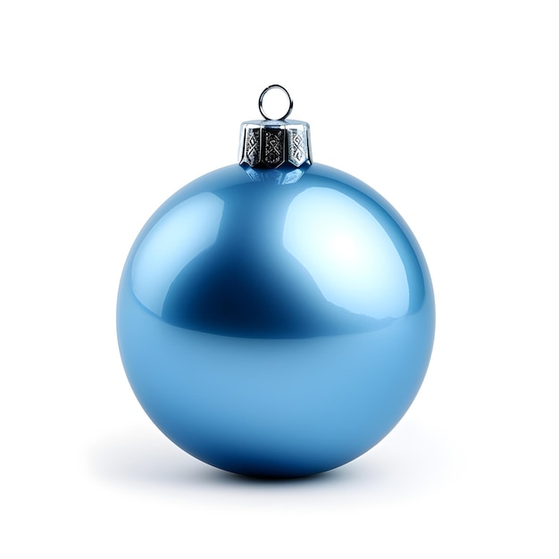 Giocattolo di palla di Natale blu isolato su sfondo bianco