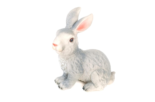 Giocattolo di plastica grigio simpatico coniglio isolato su sfondo bianco