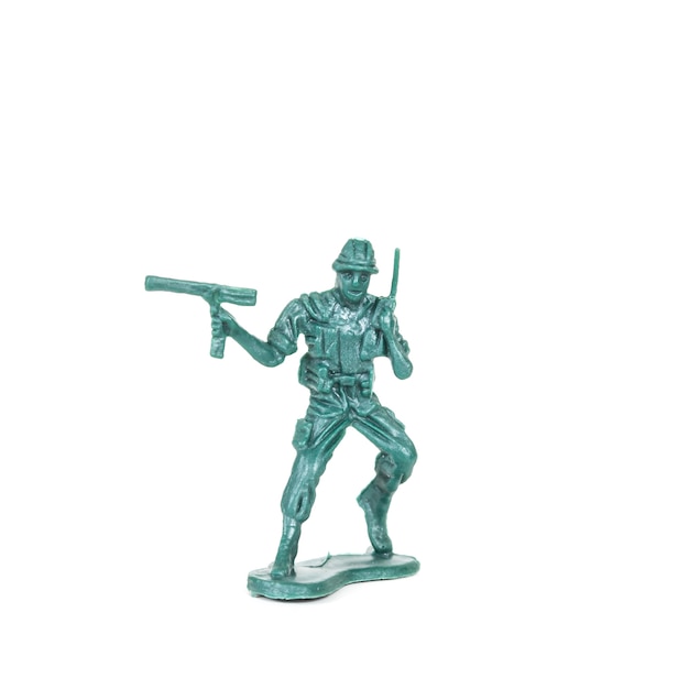 Giocattolo di soldati in miniatura verde su sfondo bianco