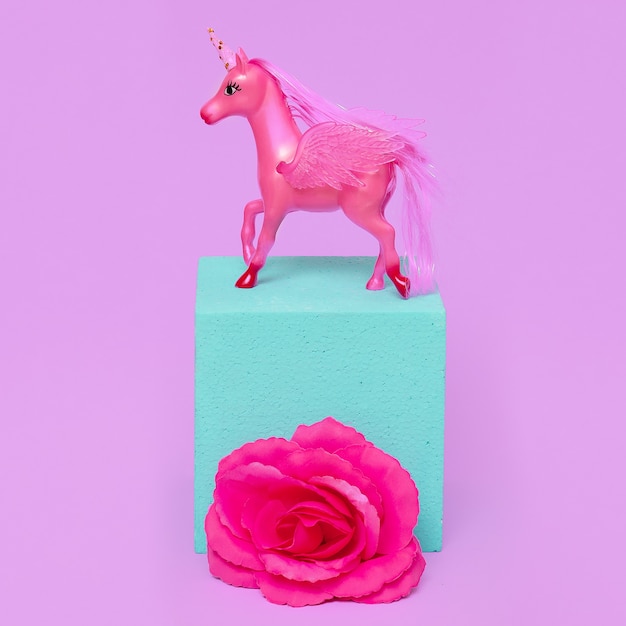 Giocattolo di unicorno nello spazio geometrico. Arte minimale. Vibrazioni rosa