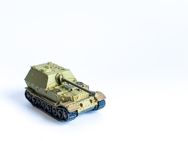 Giocattolo modello di carro armato della seconda guerra mondiale isolato su sfondo bianco