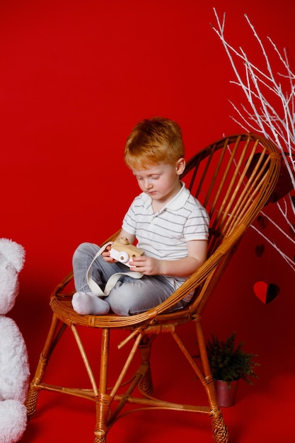 Giocattolo per bambini nelle mani di un ragazzo di 3 anni Infanzia felice Modello di capelli rossi