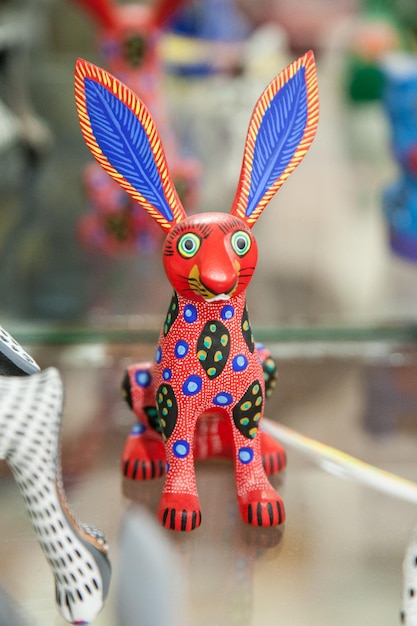 Giocattolo simbolico messicano tradizionale fatto a mano chiamato alebrije dalla regione di Oaxaca in Messico