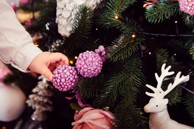 Giocattolo sul primo piano dell'albero di Natale