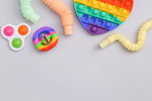 Giochi antistress sensoriali su sfondo grigio Copia spazio
