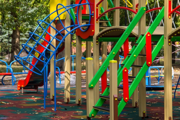 Giochi colorati per bambini nel parco pubblico