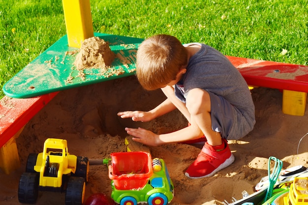 Giochi da bambini nella sandbox all'esterno