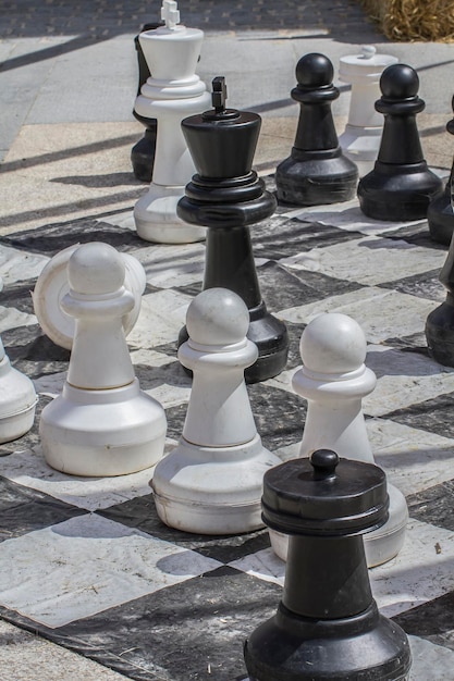 Giochi di scacchi giganti in strada con pezzi grandi