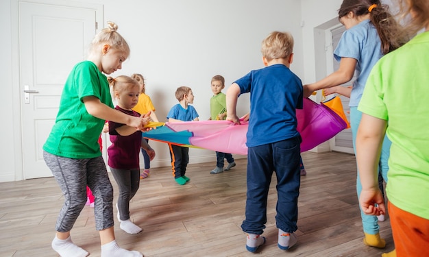 Giochi dinamici e di team building per bambini con baldacchino colorato