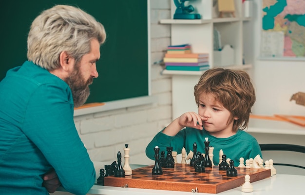 Giochi e attività per insegnanti e bambini per bambini insegnante e insegnante uomo bambino giocano a scacchi con pres