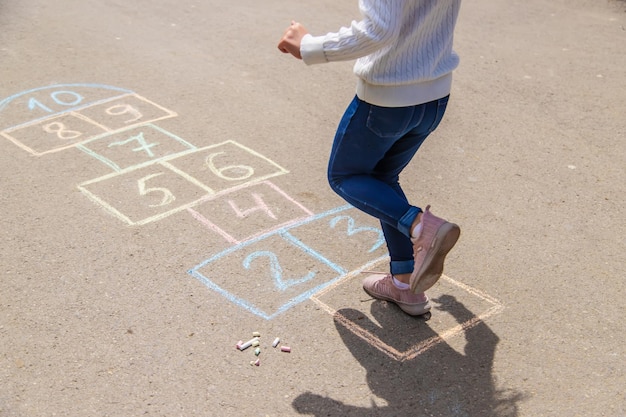 Giochi per bambini nei classici bambini con messa a fuoco selettiva