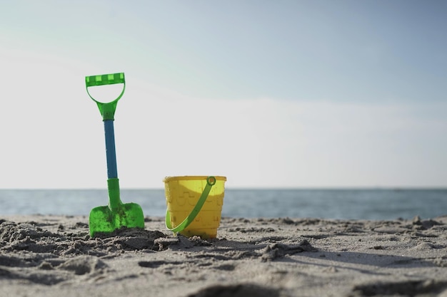 Giochi sulla sabbia sulla spiaggia contro il cielo