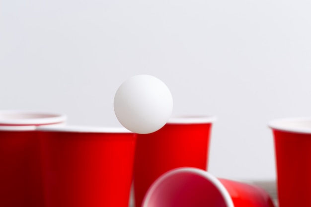 Gioco Beer Pong sul tavolo di legno