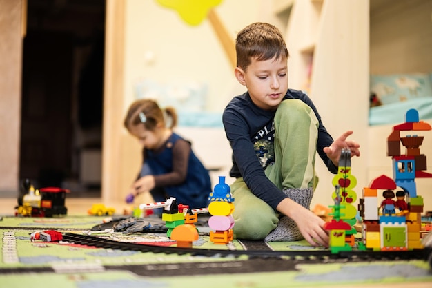 Gioco creativo per attività ricreative per bambini Fratello e sorella giocano a casa