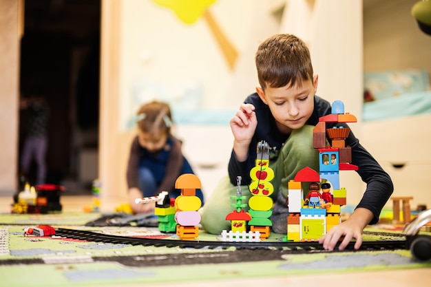 Gioco creativo per attività ricreative per bambini Fratello e sorella giocano a casa