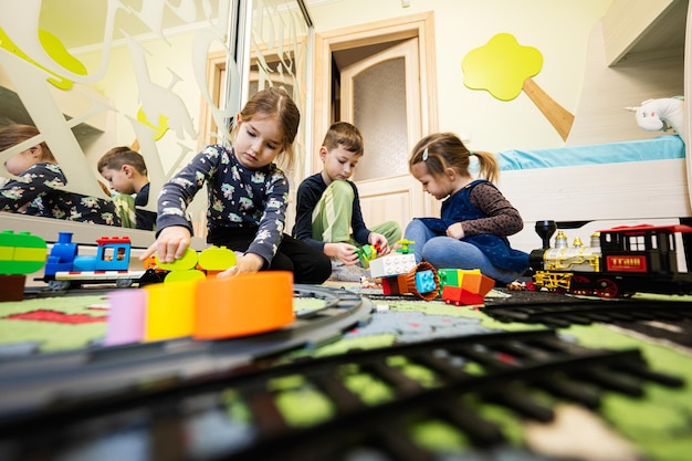 Gioco creativo per attività ricreative per bambini I bambini giocano a casa con il trenino