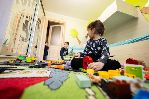 Gioco creativo per attività ricreative per bambini I bambini giocano a casa con il trenino