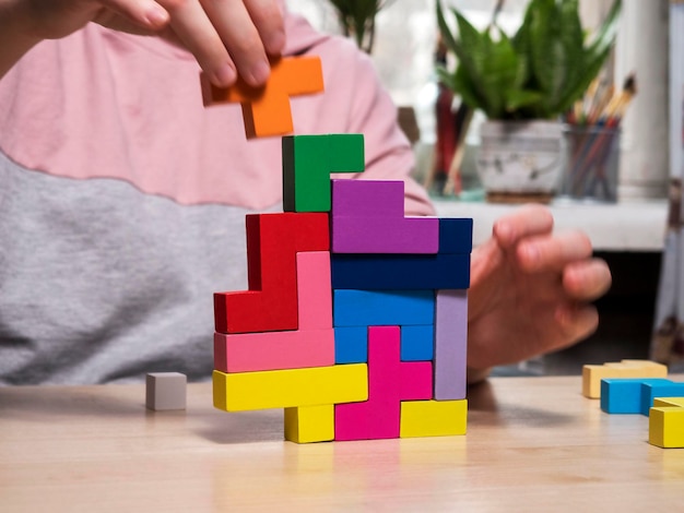 Gioco da tavolo una torre di forme geometriche Giochi da tavolo evolutivi