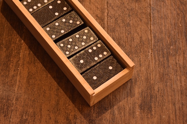 Gioco del domino in una scatola di legno