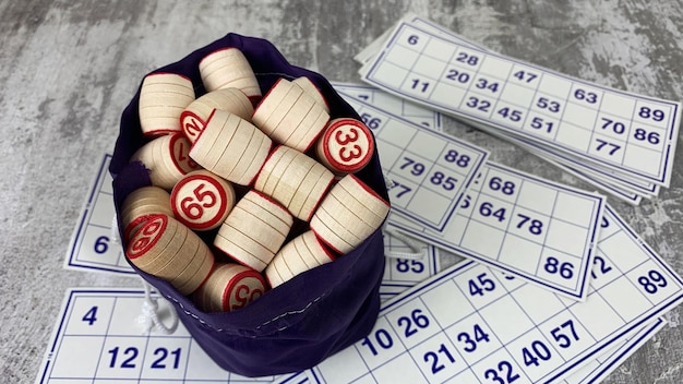 Gioco del Loto sul tavolo. Botti di legno per un gioco da tavolo con la famiglia e gli amici