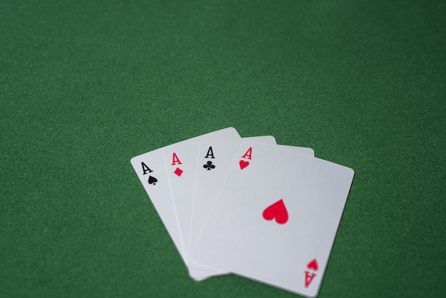 Gioco del poker del casinò sul tavolo verde. Tema del gioco d'azzardo