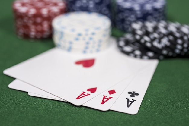 Gioco del poker del casinò sul tavolo verde. Tema del gioco d'azzardo